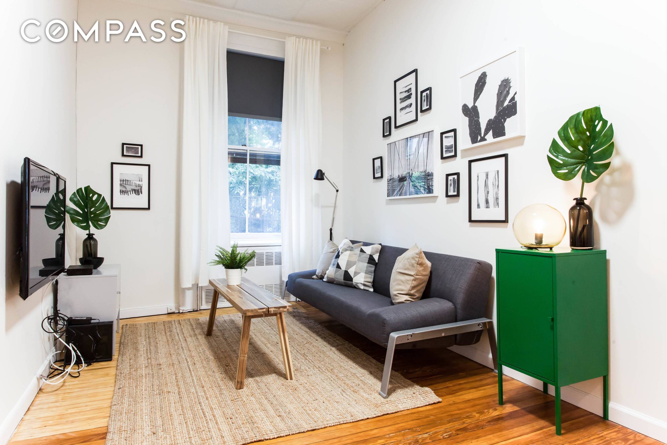 BROOKLYN HEIGHTS This split two bedroom with high ceilings is conveniently located steps to the Brooklyn Bridge Park and walk to subway.