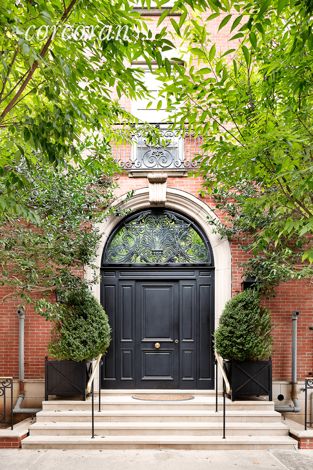 London in New York ! Pass through the stately front doors and into the unparalleled grandeur that is 7 Sutton Square.
