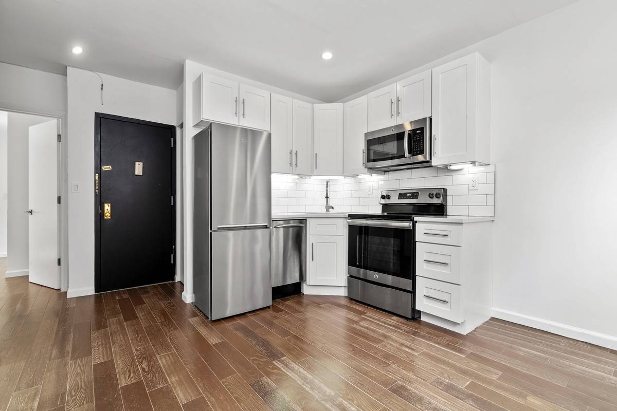 Beautifully renovated 3 bedroom on the corner of Ludlow and Stanton St.