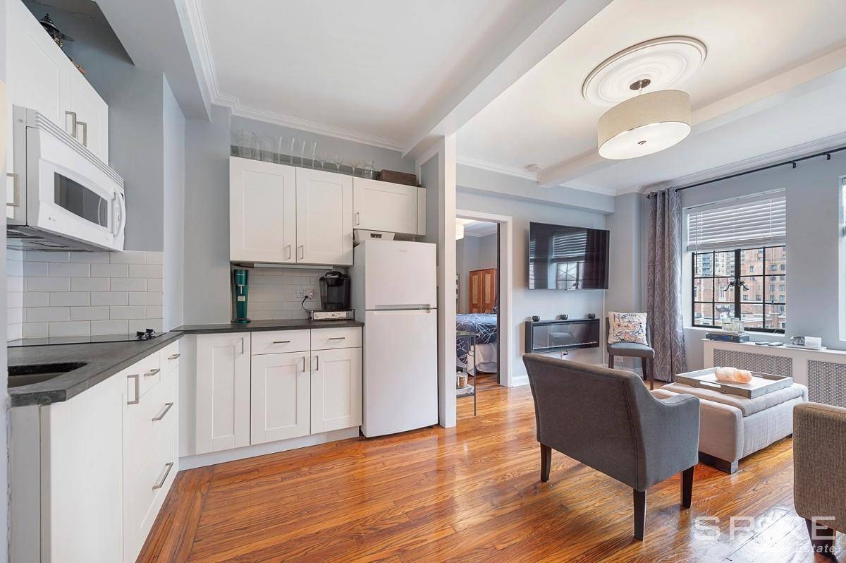 Step into this charming West facing one bedroom and experience the amazing views of the Tudor City Parks and the Chrysler Building.