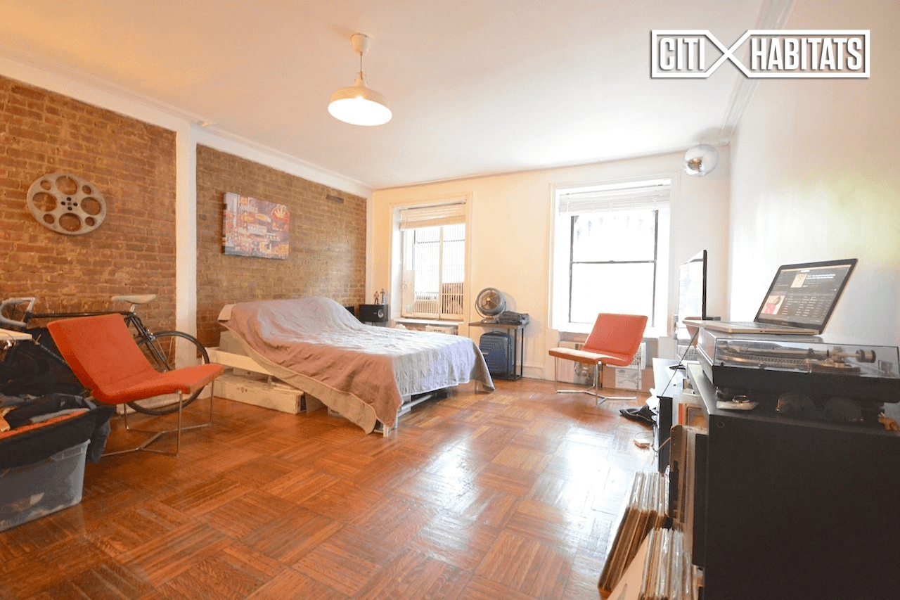 Welcome to 206 Washington Park Available for September 1st Beautiful amp ; sunny townhouse apartment in thriving Fort Greene.