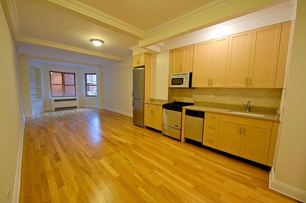 Studio Apartment In Luxury Rental Building Conveniently Located A Few Blocks From Grand Central