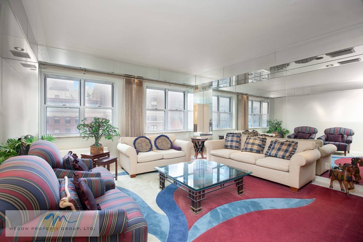 This dramatic, high floor corner unit in Murray Hill's finest luxury condo building could be your full time residence or your perfect cosmopolitan pied a terre.