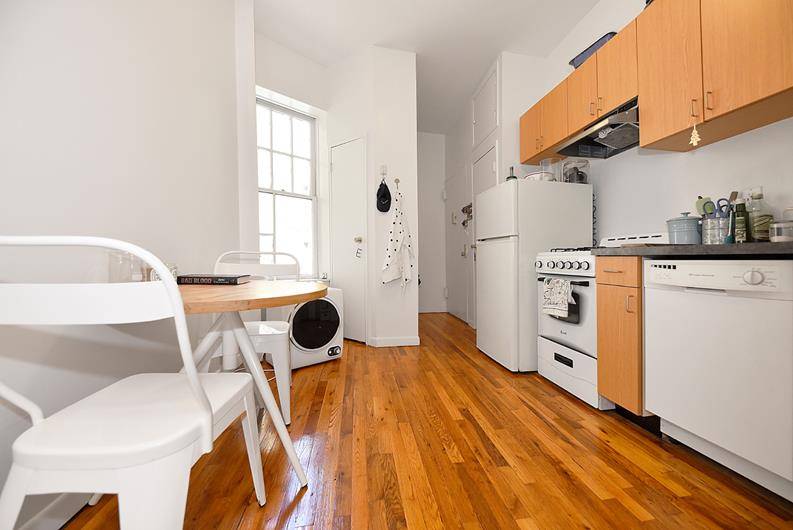 Charming furnished LARGE studio with in unit washer dryerBUILDING DESCRIPTION amp ; AMENITIES Charming Prewar, 6 floors, 19 apartment Coop building Voice intercom Vintage lobby and public hallsTHE NEIGHBORHOOD Minutes ...