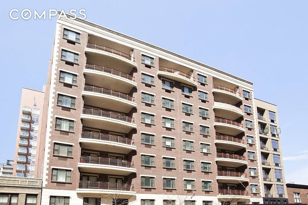 Take advantage of this exceptional opportunity to occupy a studio residence at The Queens Plaza Condo.
