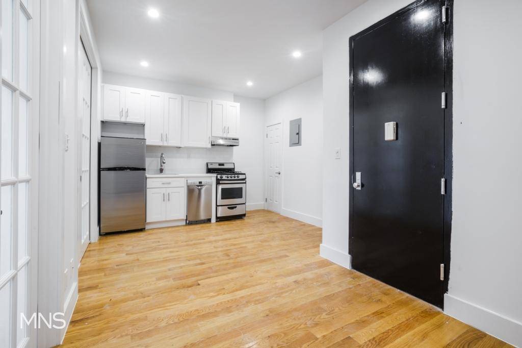 NO FEE Brand New Renovated 2 Bedroom in a Beautiful Landmark Building 1 Month Free !