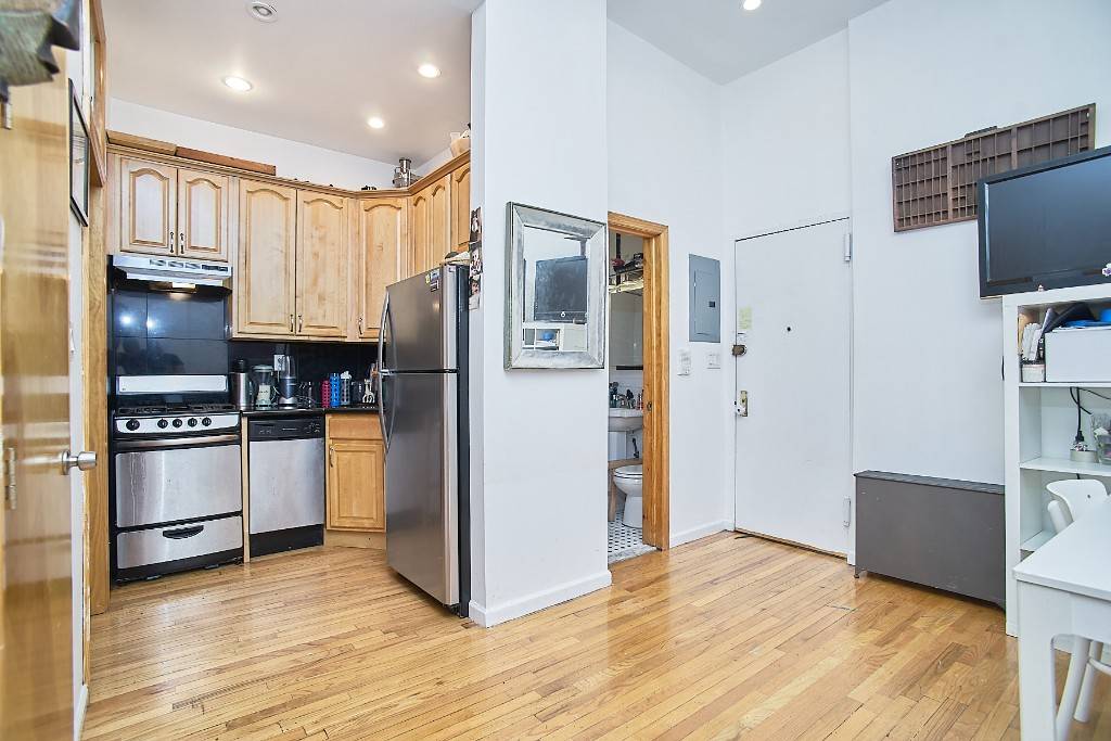 1 Bedroom Den with Private Deck amp ; Backyard in Prime Brooklyn Heights Brownstone !
