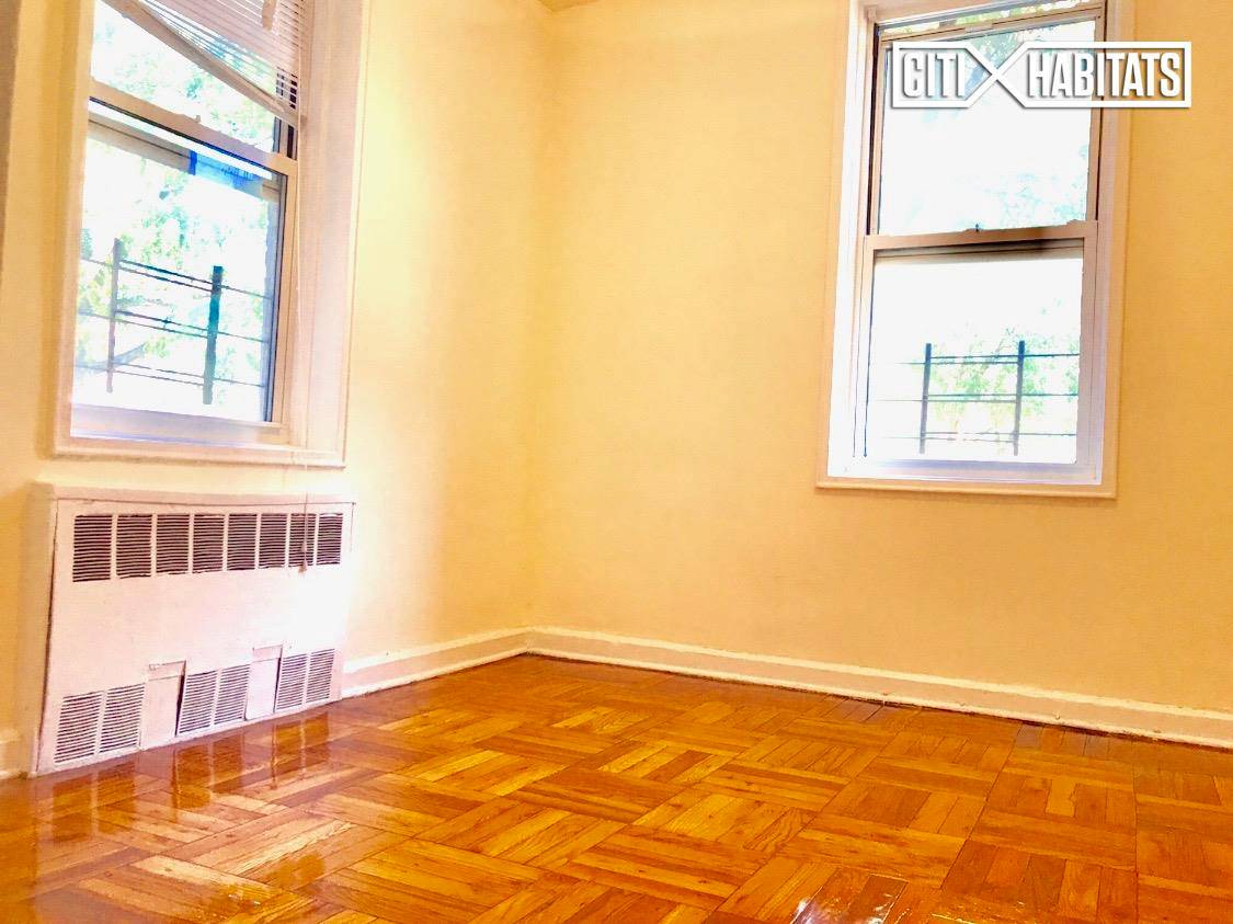Large J 4 Apartment In A Heart Of Forest Hills.