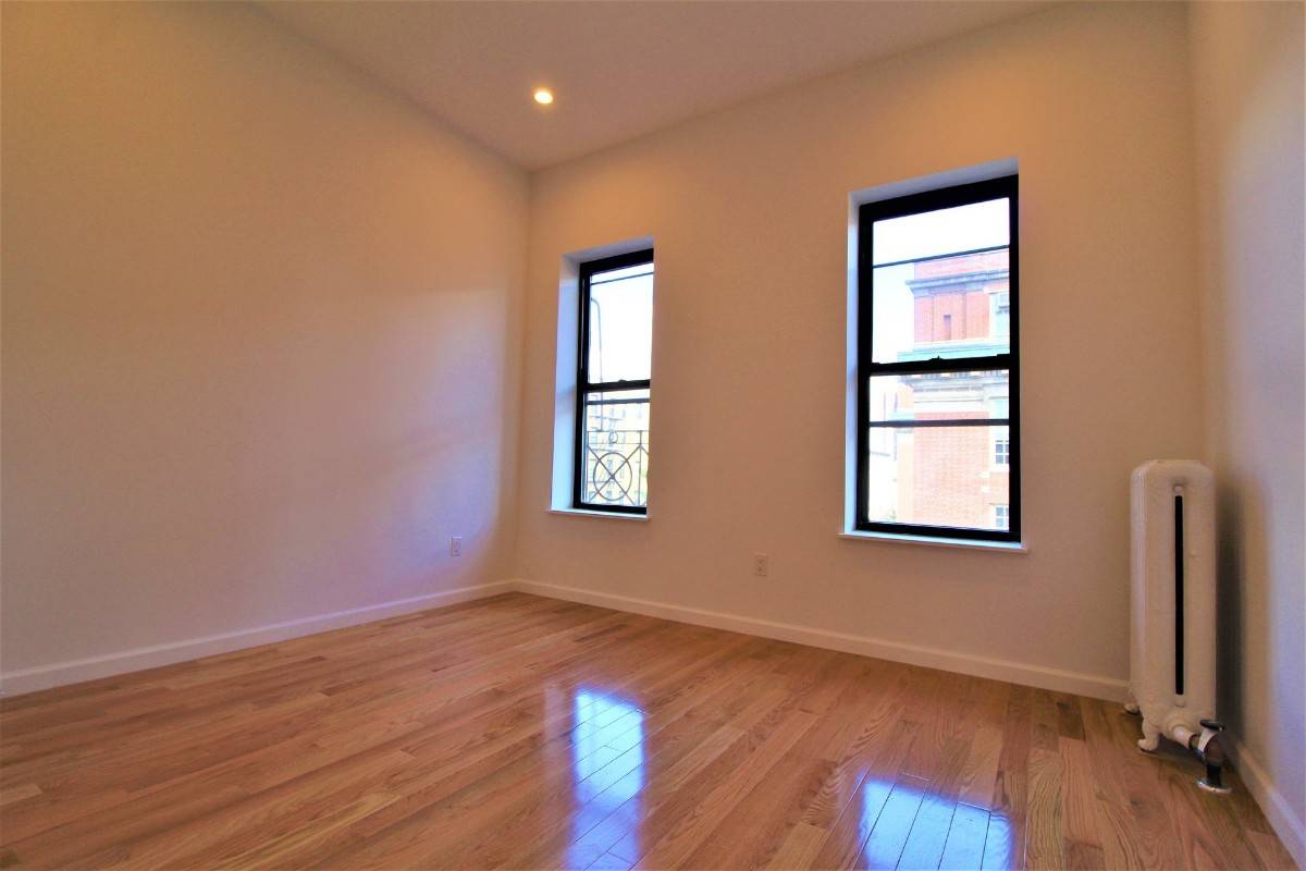 NO FEE, AMAZING UNIT, 9 5 MOVE IN OCCUPIED, SECONDS FROM BROADWAY AND THE A EXPRESS TRAIN !