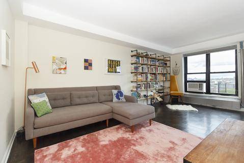 Beautifully Renovated Top Floor Unit with Gorgeous Views and Incredible LightApartment 12 E is a beautifully renovated, top floor unit with sweeping, unobstructed views of Brooklyn.