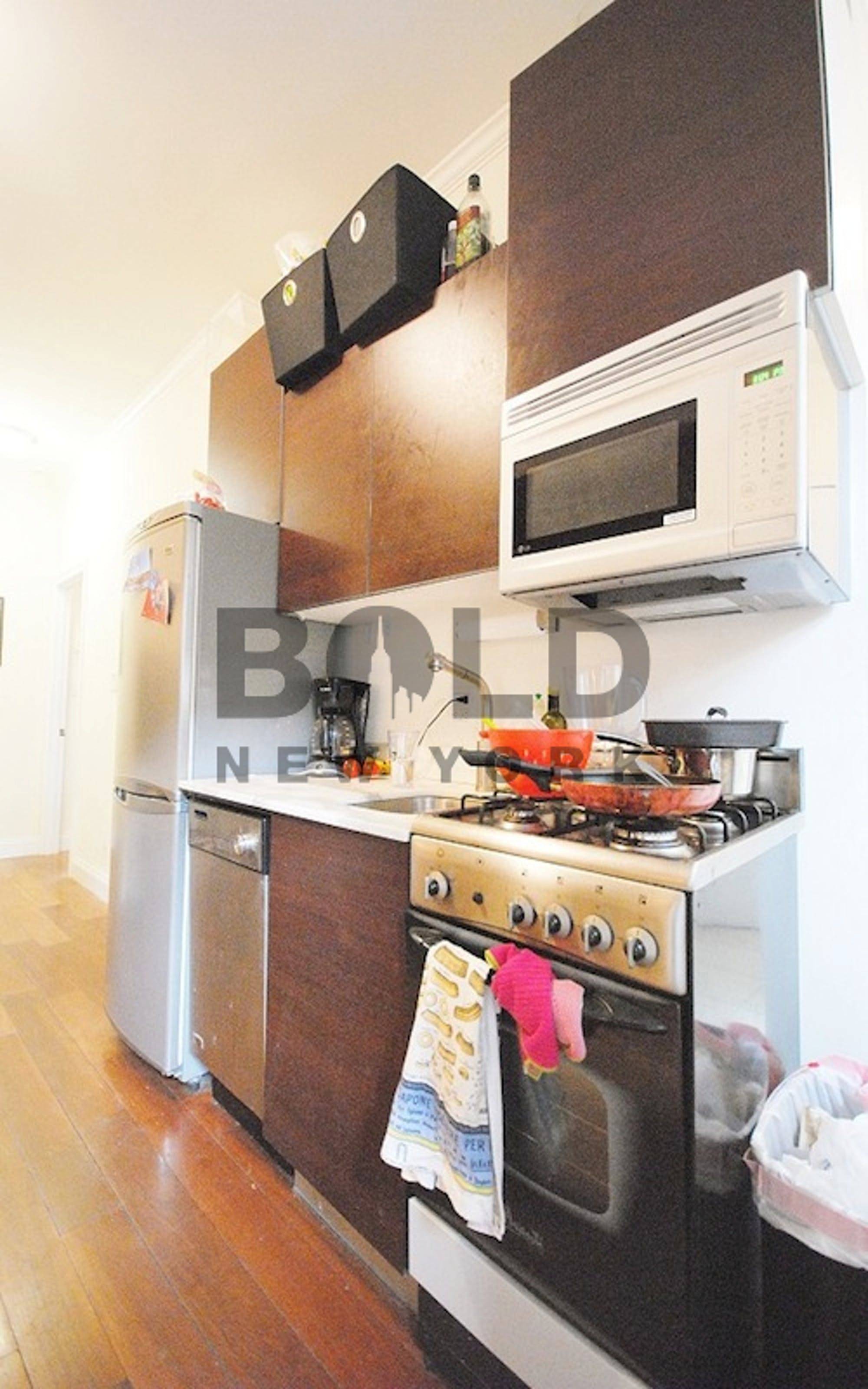 THREE BEDROOM WITH FUNCTIONAL LIVING ROOM, WASHER DRYER IN UNIT, AND PRIVATE BALCONY !