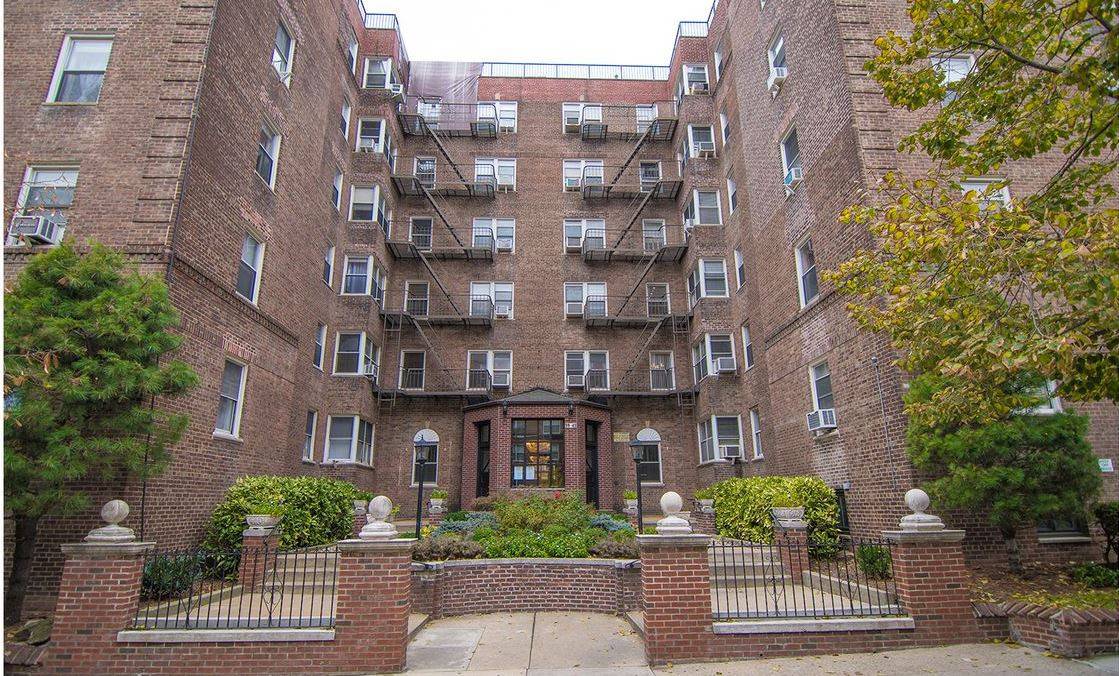 This beautiful spacious 1 bedroom apartment is being used as 2bedrooms located in Forest Hills.