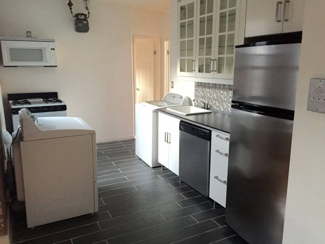 This superb renovated 3 bedroom is in a great location in Washington Heights.