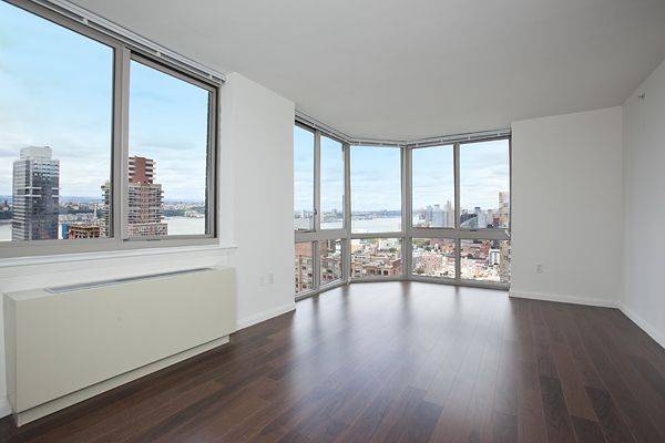 Come live in this Stunning Apartment in a Beautiful Building!