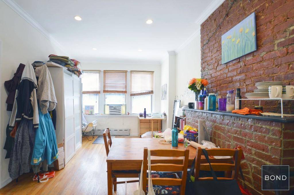 BLarge 1 bedroom Murray Hill primeBeautiful large 1 bedroom with quality hardwood floors.