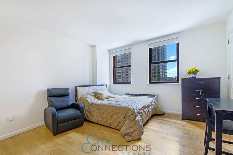 CYOF for 12 MONTH LEASE Fabulous loft in FiDi s finest condominium !