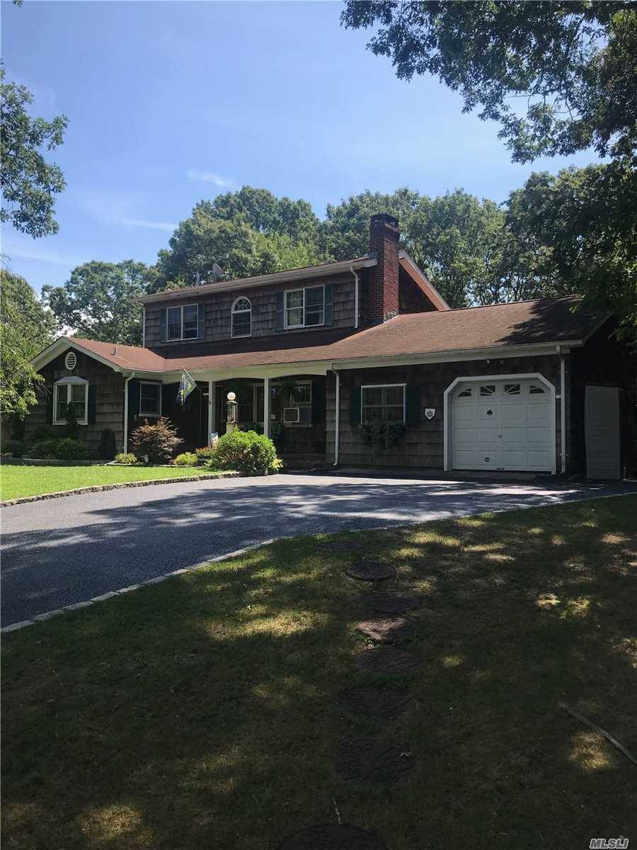 Short distance to WHB Village with shops, restaurants, and ocean beaches This 1900 square foot home is great for entertaining.