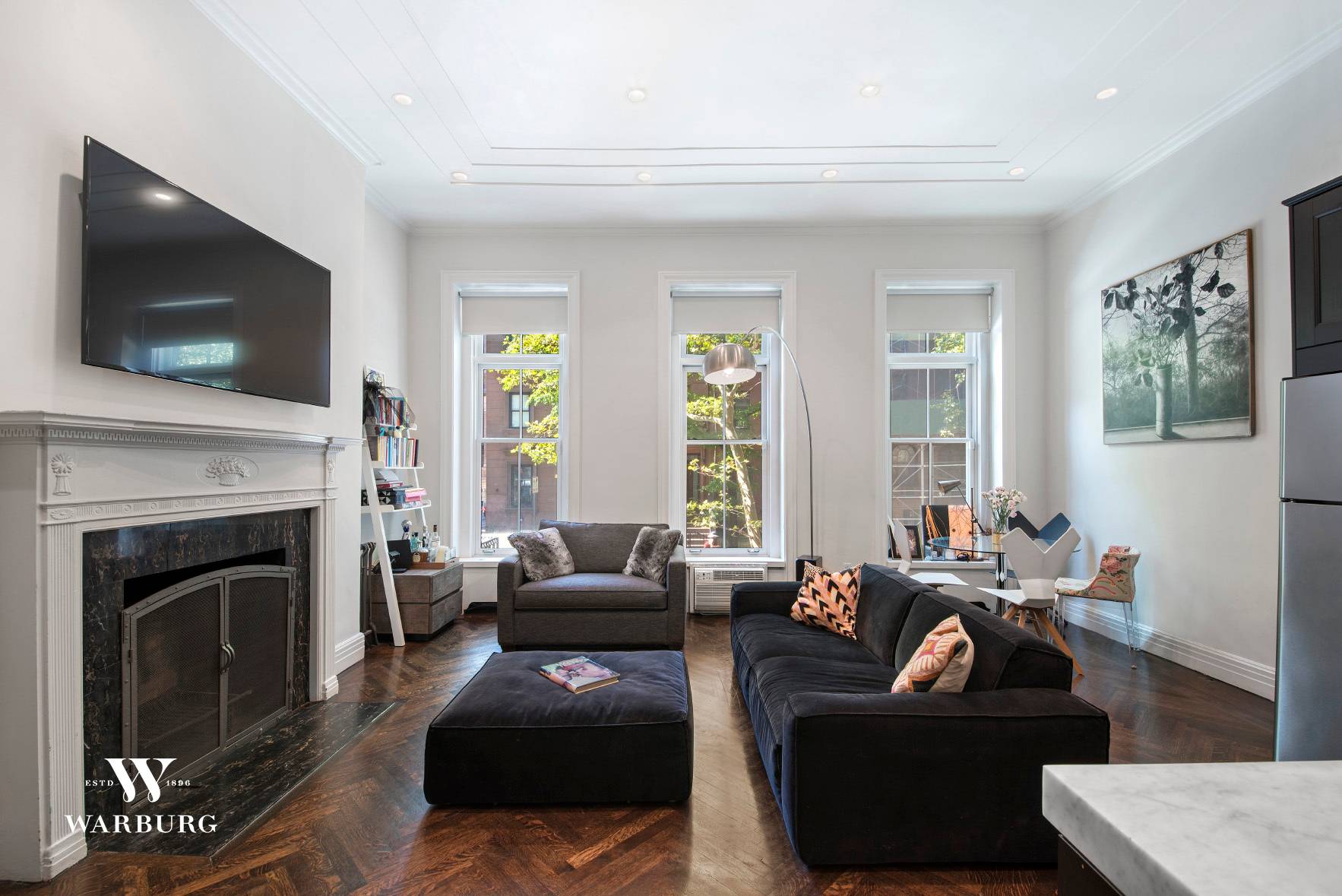Gorgeous parlor floor through apartment in a renovated townhouse, located between Park Avenue and Lexington Avenue.