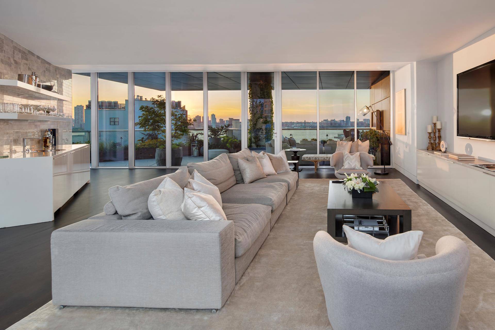 PENTHOUSE 5 BED 6 BATH PRIVATE ROOF 4400SF PRIVATE OUTDOOR SPACE