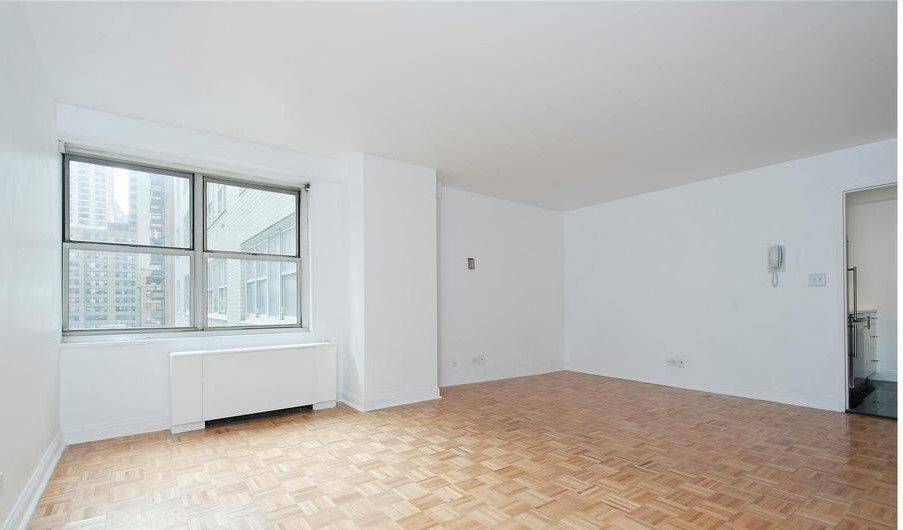 NO FEE! FANTASTIC PRICE FOR THIS SPACIOUS AND SOUTH-FACING SUNNY 1-BEDROOM AT 68TH AND BROADWAY.