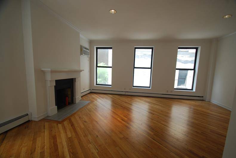 Midtown studio full of light and spacious available in October !