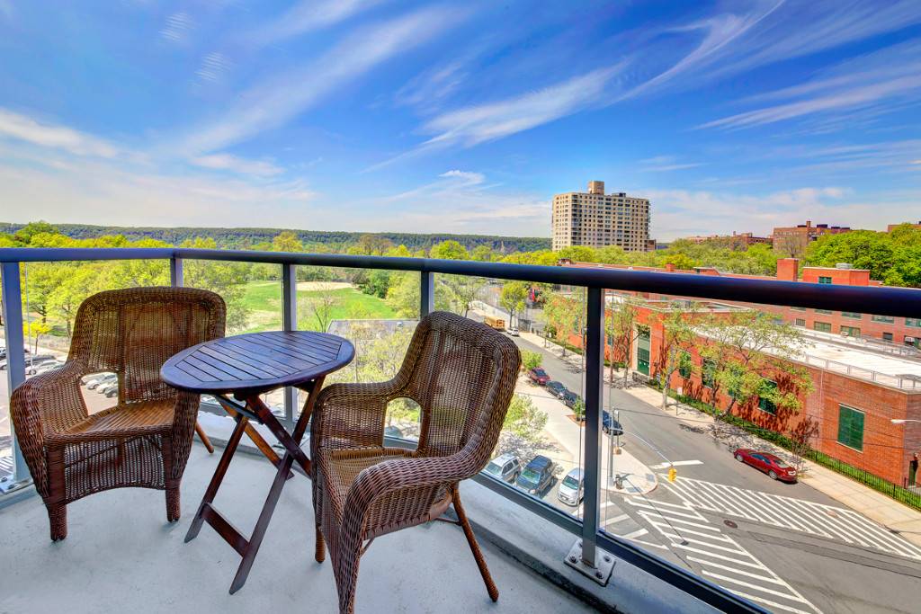 This is an open and spacious JR4 convertible two bedroom with seasonal Hudson River, lush park and Palisades view, It has north and western exposure.