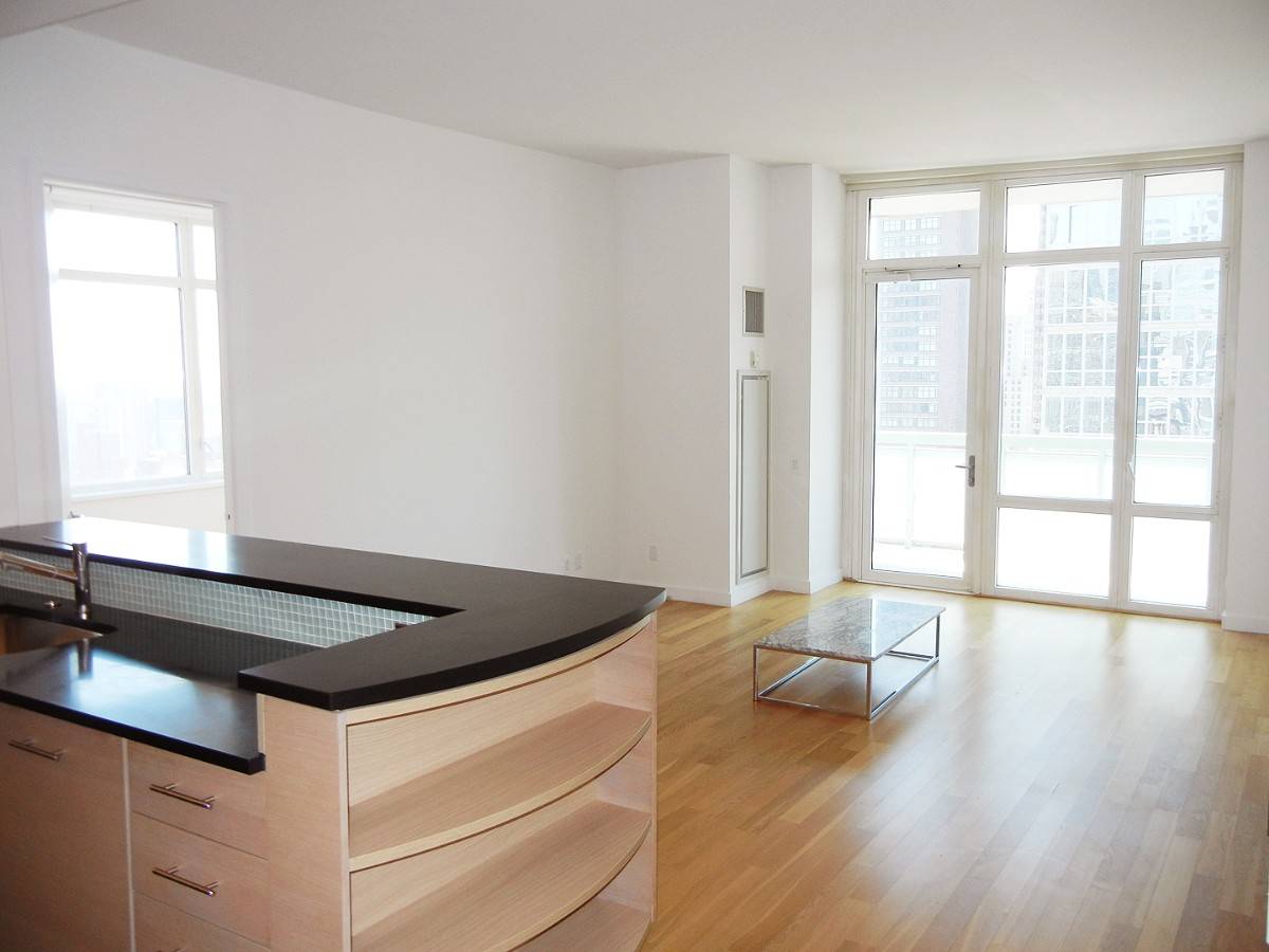 Apt. 31E at 325 Fifth Avenue is an exceptional one bedroom condominium rental featuring a spacious 886 sq.