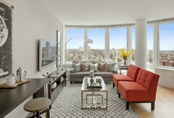 This spacious STUDIO ALCOVE 1BA offers an efficient floor plan with floor to ceiling windows, a spacious living and sleeping area, and a fully equipped gourmet kitchen.