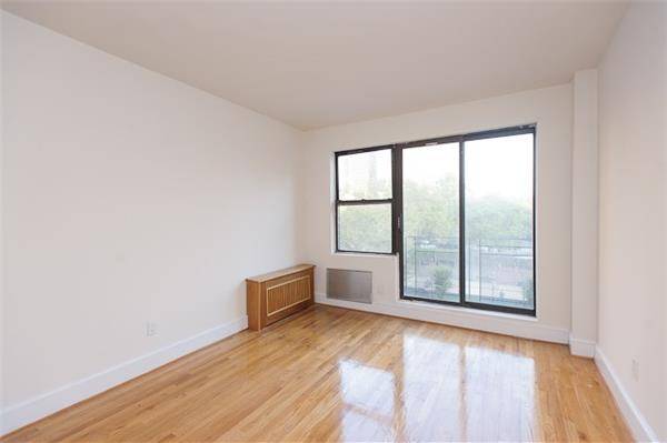 Act Now! Spacious Studio with Juliet Balcony in Murray Hill