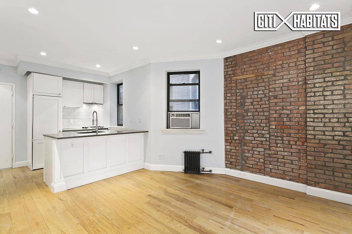264 ELIZABETH ST NoLita SoHo Great location just off of Prince St, this recently renovated PREWAR apartment features a CHEF'S KITCHEN with white shaker cabinets with concrete gray Caesar stone ...