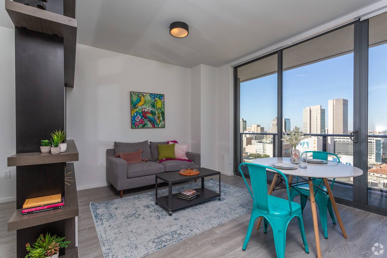 Furnished apartment in Fun building downtown Miami