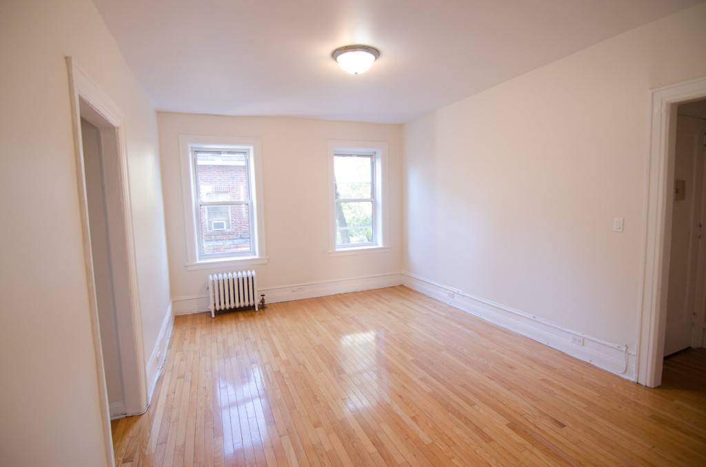 LARGE RENOVATED 2 BEDROOM IN JACKSON HEIGHTS APARTMENT FEATURES Stainless Steel Appliances Hardwood Floors Dishwasher Microwave Natural Light Large Separate Kitchen BUILDING AMENITIES Live in Super Close to 7 TrainPlease ...