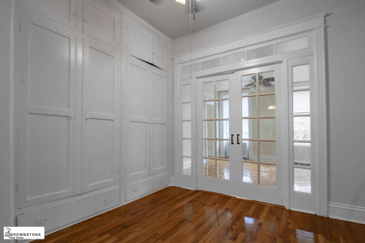 The quiet, tree lined streets of Brownstone Brooklyn give a homely and tranquil feeling to this spacious, one bedroom apartment with a windowed den.
