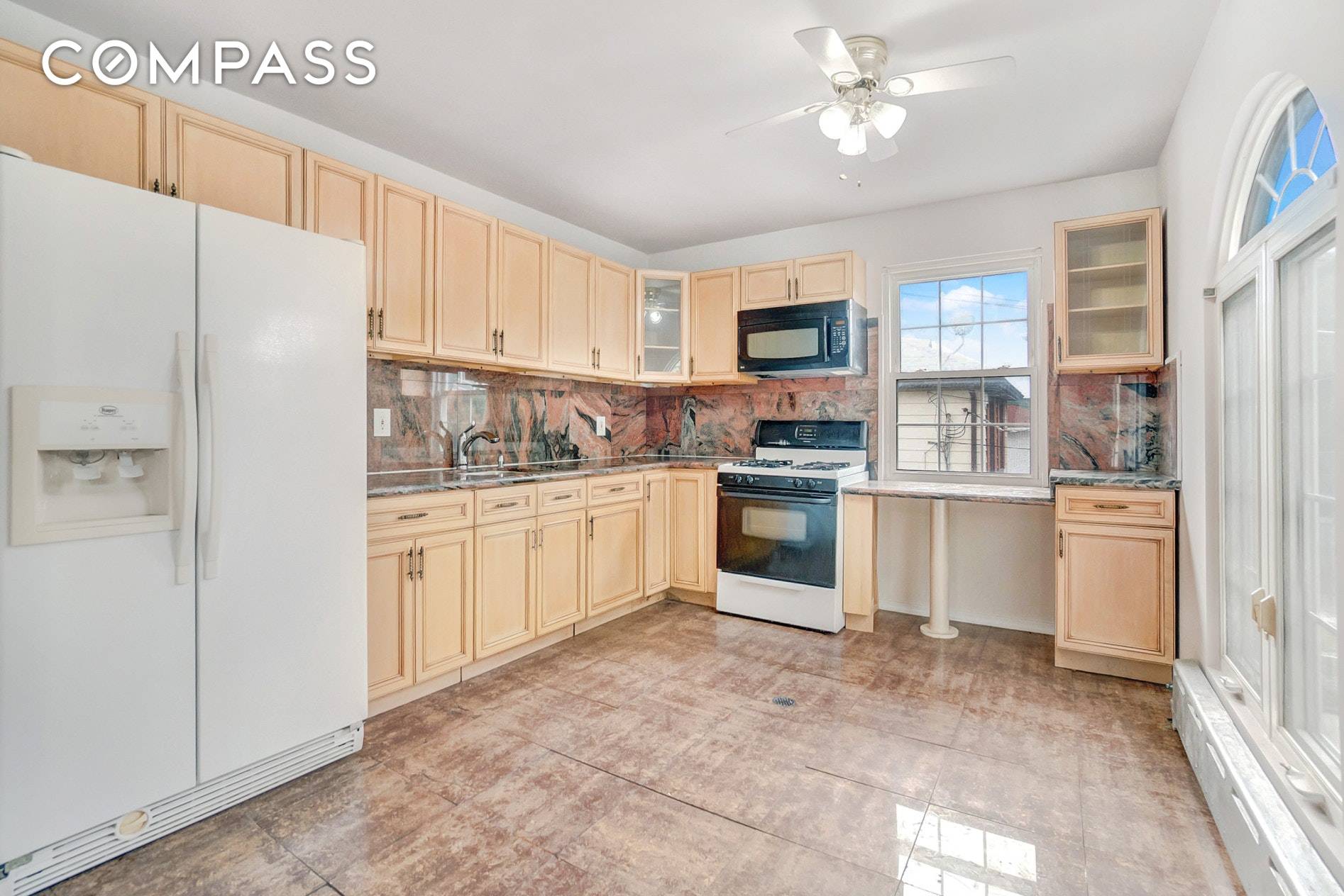LIVE IN AN INCREDIBLE 4 BED 2 BATH UNIT CLOSE TO CAMPUS.