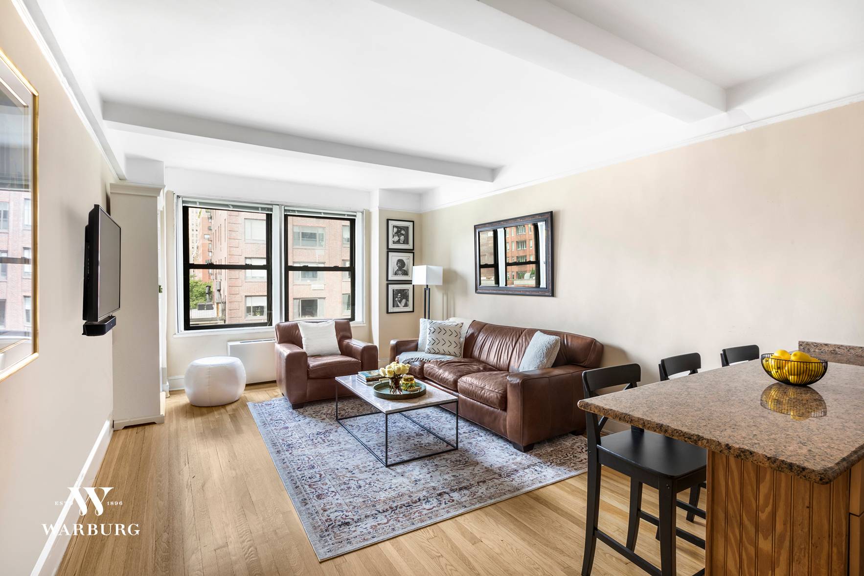Move right into this lovely 1 bedroom prewar cooperative in the heart of the Upper East Side.