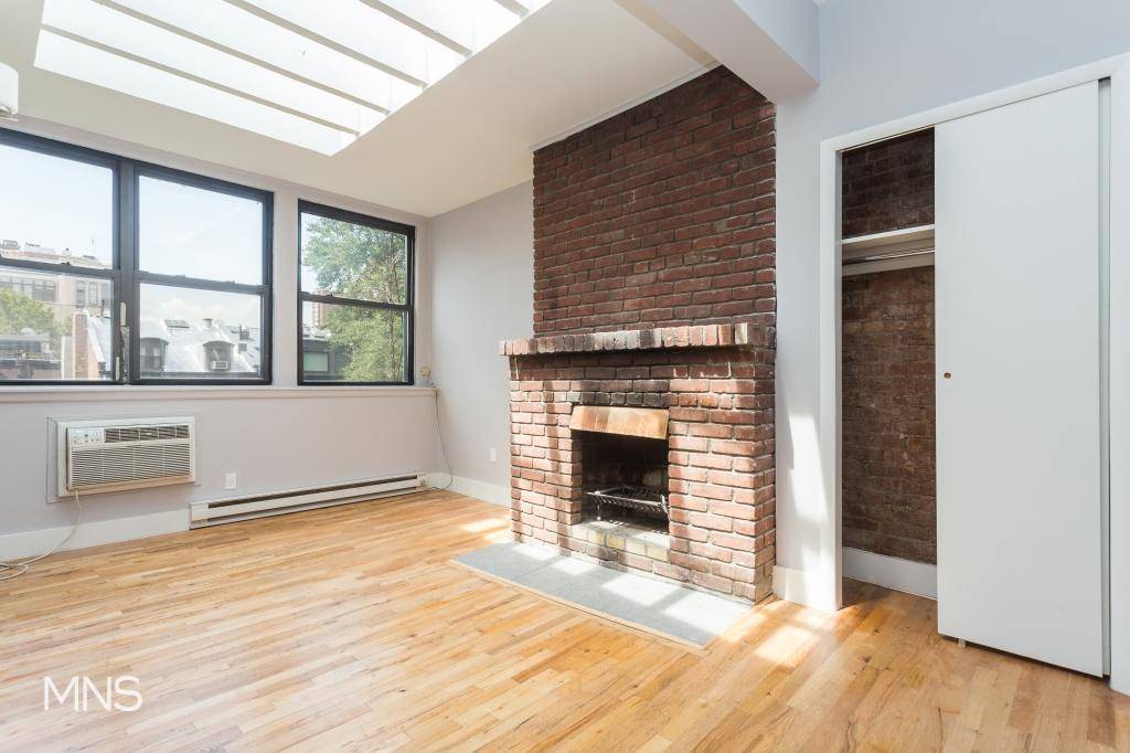 NO FEE Renovated 1Bed Private Terrace in ChelseaNow Offering No Security Deposit 6 Weeks Free on Select Lease Terms !