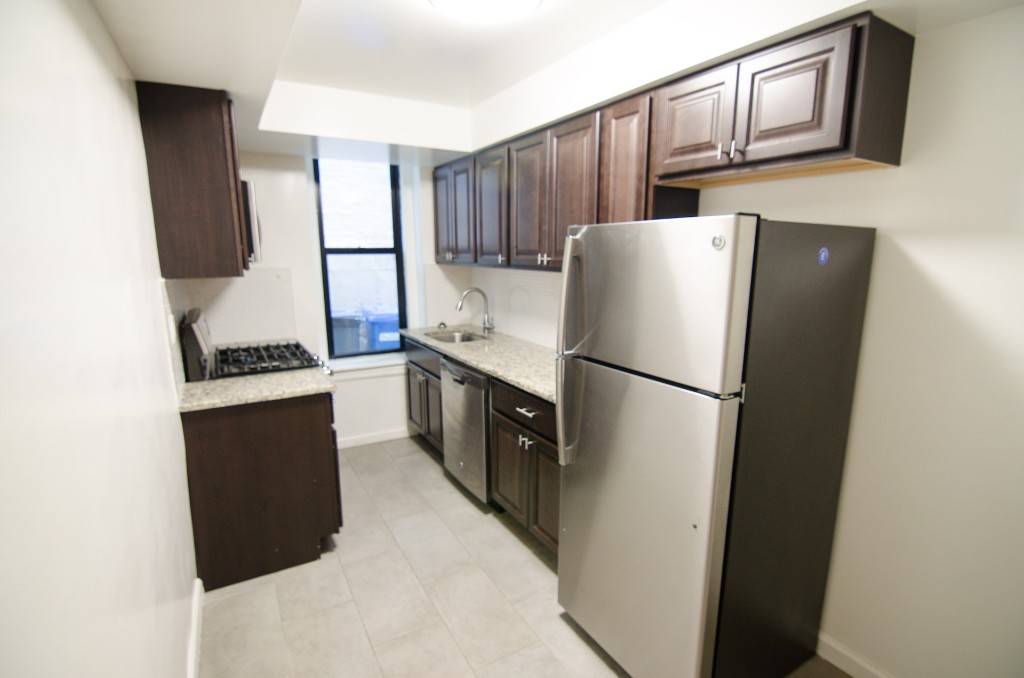 LIMITED TIME CONCESSION NO BROKER FEE AND 1 MONTH FREE ON 2 YEAR LEASES RENOVATED 2 BEDROOM IN SUNNYSIDE APARTMENT FEATURES Stainless Steel Appliances Granite Counters Dishwasher Microwave Hardwood Floors ...
