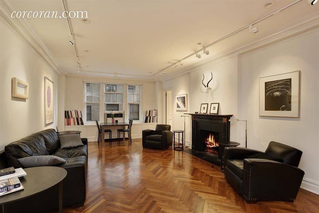 This lovely 2 bed, 2 bathroom home is located in a thought after condominium in a super desirable location between Madison and Park Avenue an unbeatable Upper East Side address.