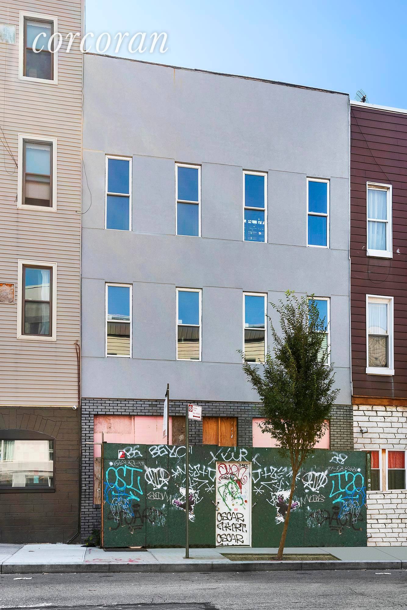 204 Nassau Avenue offers the discerning buyer a blank canvas in the heart of Greenpoint.