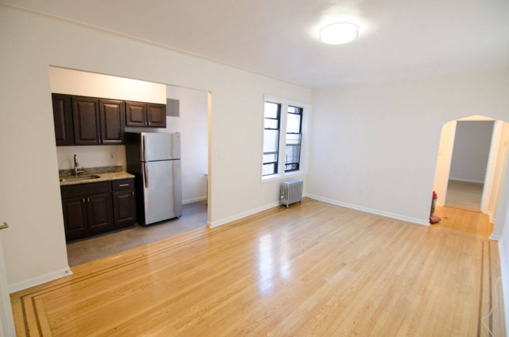 APARTMENT FEATURES Stainless Steel Appliances Granite Counters Hardwood Floors BUILDING AMENITIES Elevator Live in Super Steps to the M Q Train Pet Friendly up to 25 PoundsThis excellent Astoria location ...