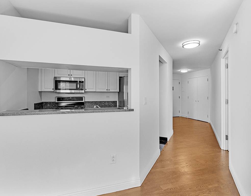 Now available, southwest facing corner unit at The Caroline a beautifully appointed, white glove building located on 23rd and 6th, where Flatiron meets Chelsea !