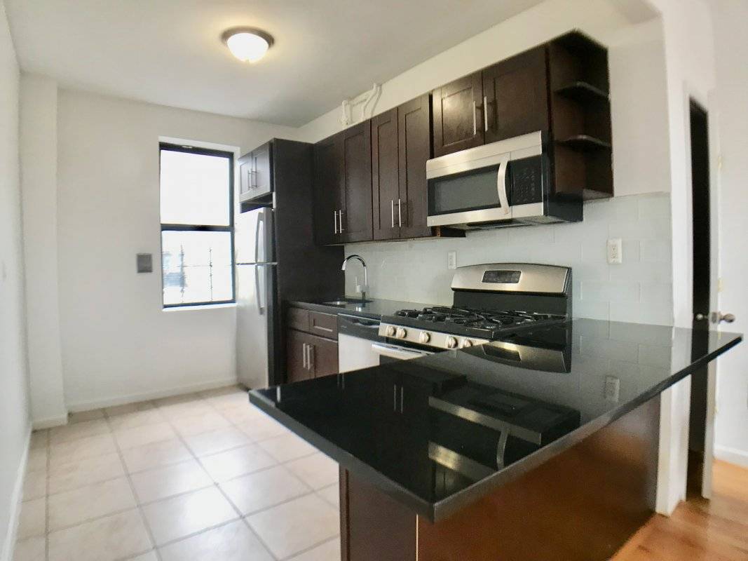 This impressive 4 bedrooms 2 bathroom apartment is located in Washington Heights.