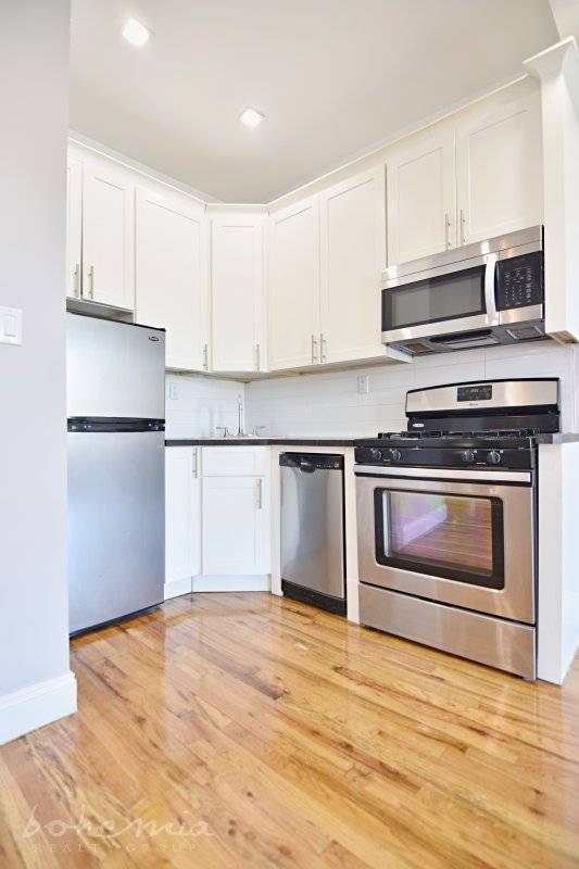 This brilliant 1 bedroom is renovated and is in a great area in South Harlem.
