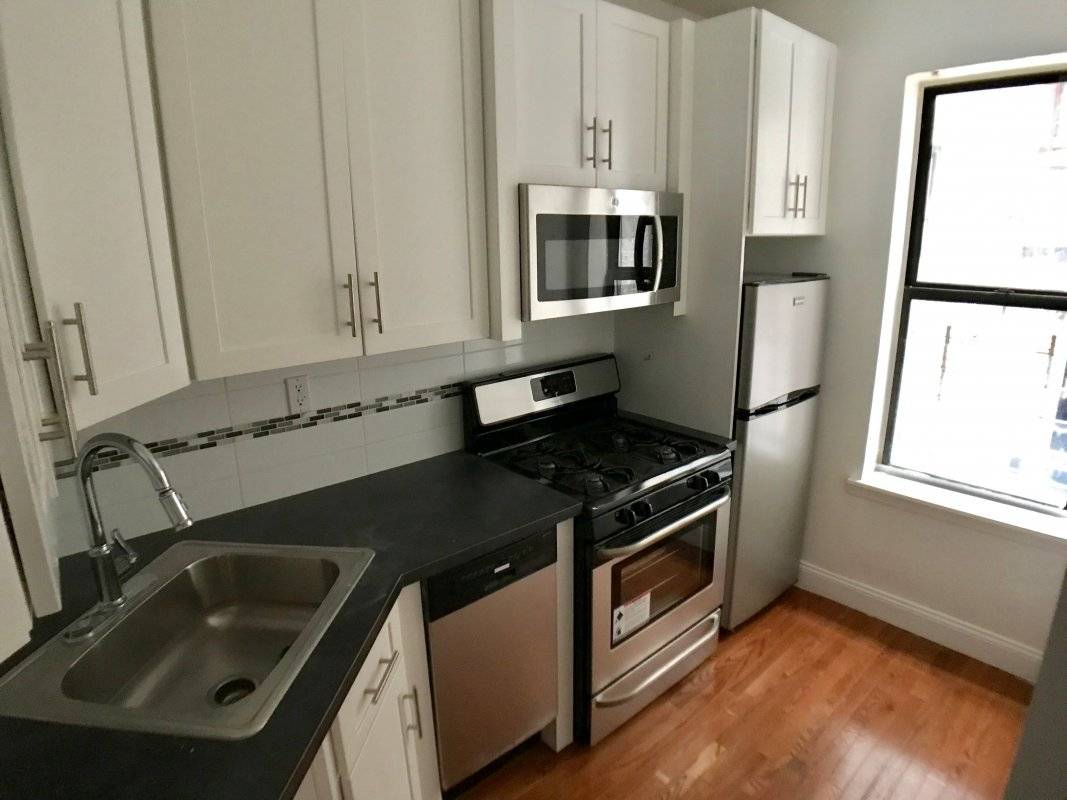 RENOVATED 2BR SHAKER KITCHEN STAINLESS STEEL DISHWASHER amp ; MICROWAVE GORGEOUS NEW BATHROOM CLOSE TO CITY COLLEGE, ST.