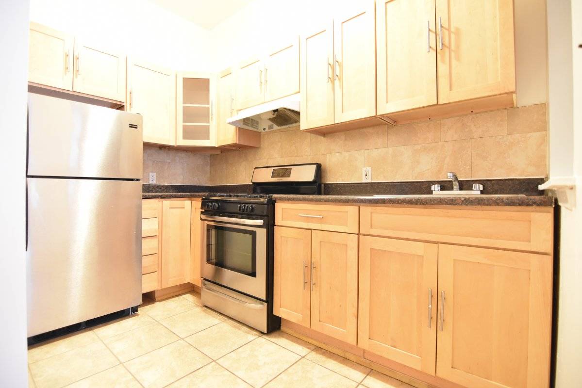 LOCATION West 116th Street amp ; FDB SUBWAY B C amp ; 2 3 at 116th This apartment can be rented deposit free.