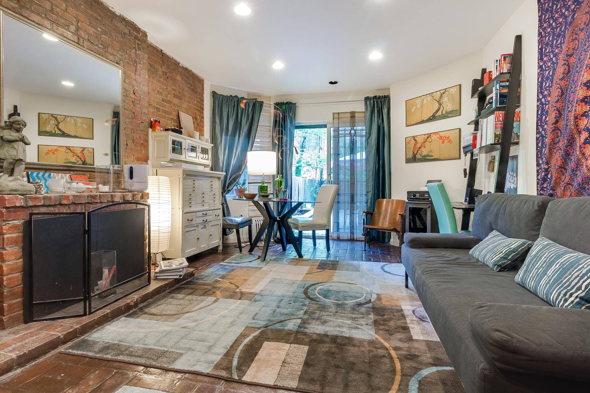 Unique junior one space in Murray Hill with your private backyards pace in addition to a wood burning fire place !