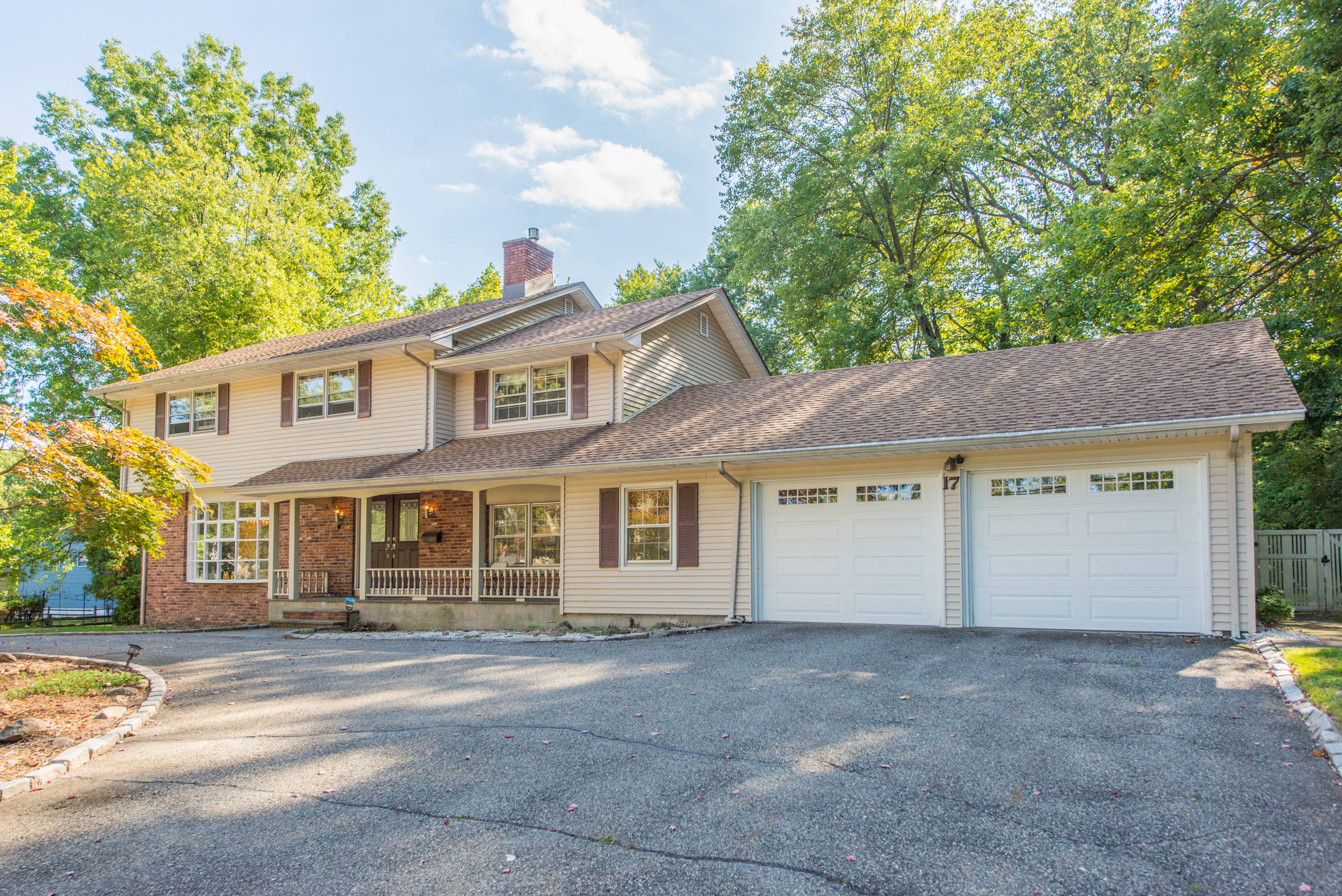 Lovely 5BR Colonial Exclusive in Desirable Riker Hill