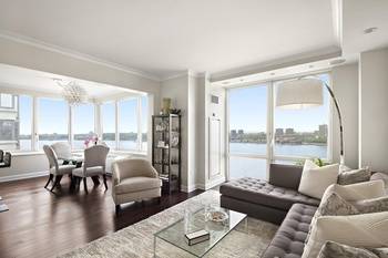 Stunning 3 Bedroom 3 Bathroom Residence with 3 exposures & fascinating Hudson river & city views | Riverside Boulevard, UWS