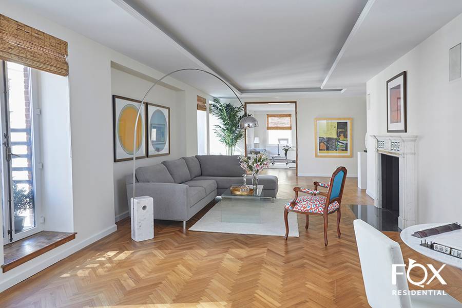 SPRAWLING 5 BEDROOM CONDO IN CARNEGIE HILL The living room, dining room and library of this full floor, 3, 494 SF apartment comprise 67 linear feet of phenomenal, uninterrupted entertaining ...