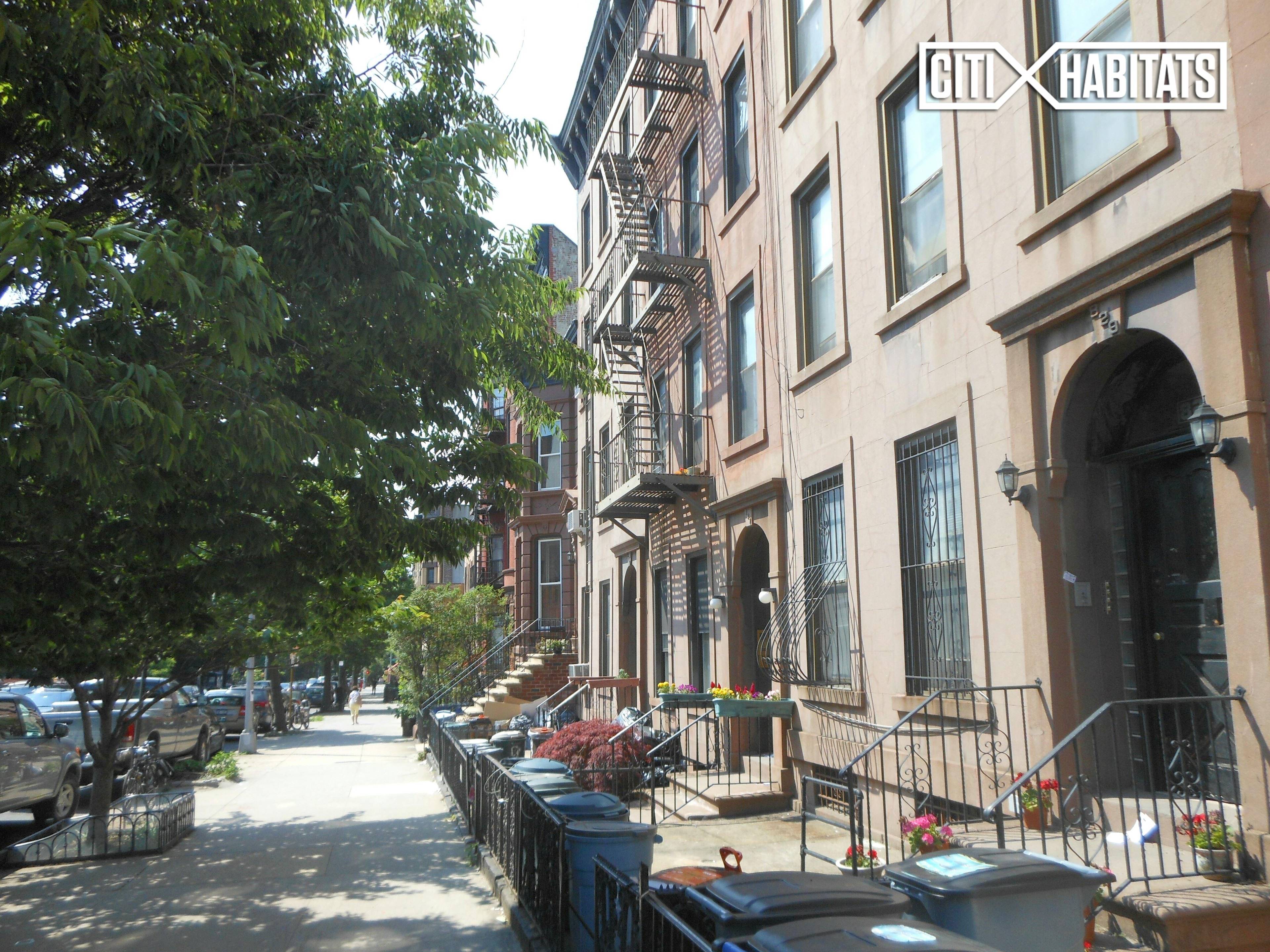 BROWNSTONE 3BR IN NORTH PARK SLOPE This roomy 3BR apartment features an updated kitchen with dishwasher, formal dining and living rooms, plus three bedrooms.